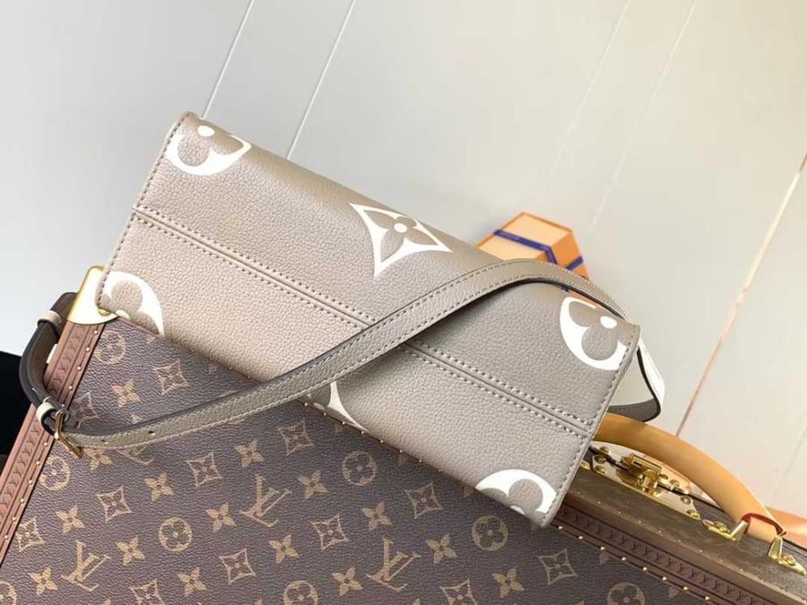 شنطة 25cm 19cm