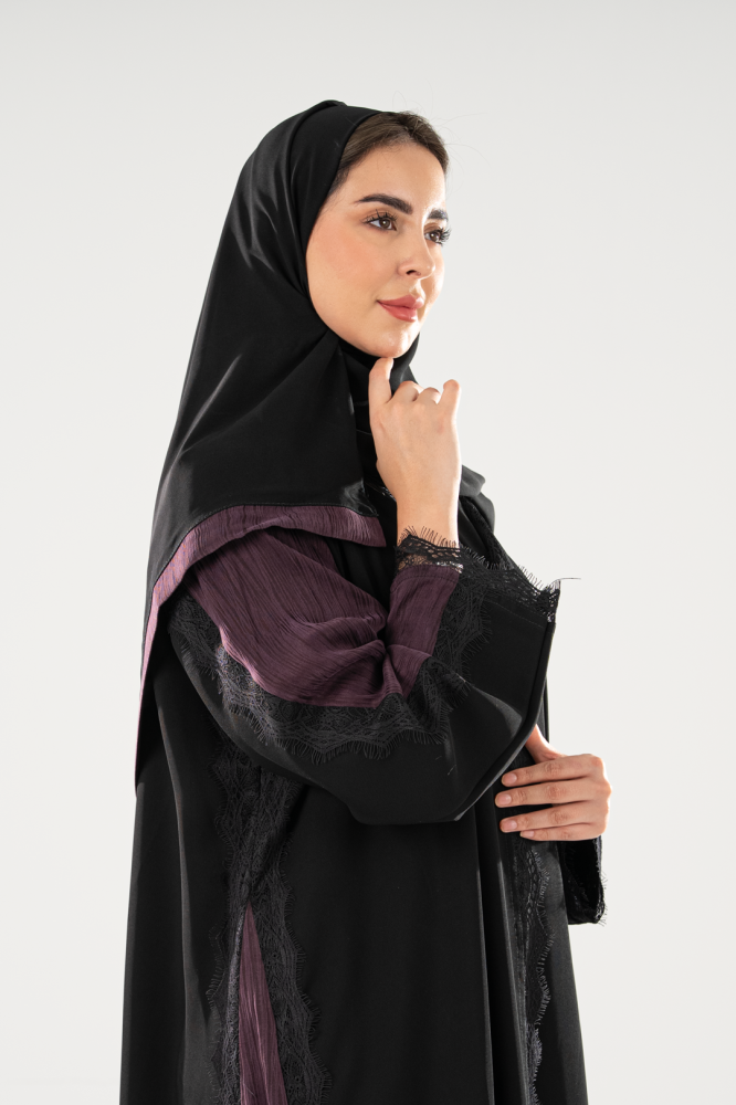 عباية كريب إيطالي أسود بحرير طبيعي موف ودانتيل راقي وطرحة - كوينعباية