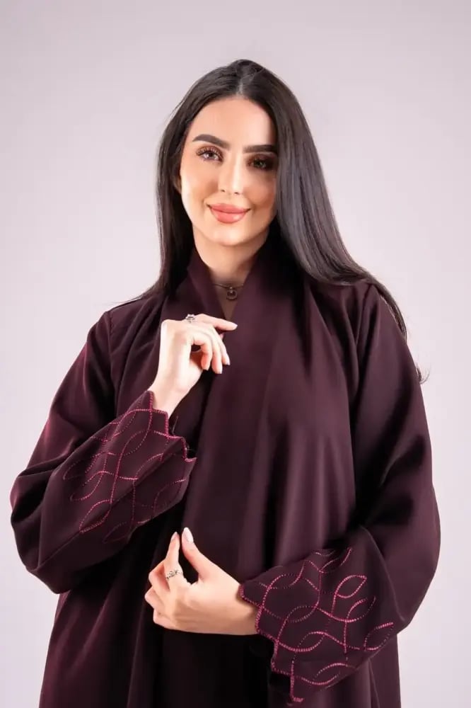 عباية نص كلوش كريب إندونيسي عنابي بتطريز راقي متناسقة مع الطرحة