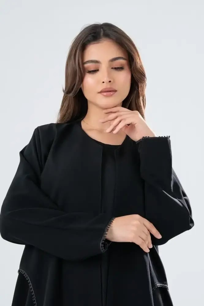 عباية نص كلوش كريب إندونيسي بتطريز قيطان أسود ملكي متناسقة مع الطرحة