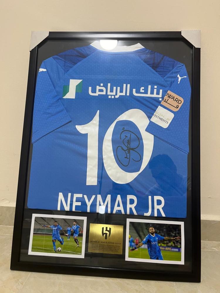 تيشيرت نيمار بتوقيعه مع الهلال موسم 2024 بإطار
