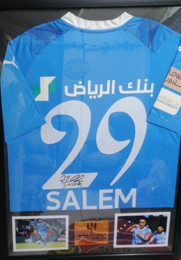 تيشيرت سالم الدوسري بتوقيعه مع الهلال موسم 2024 بإطار