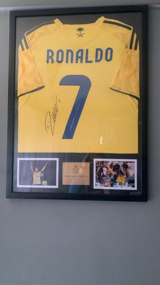 تيشيرت كريستيانو رونالدو الأصفر بتوقيعه مع النصر  موسم 2026 بإطار
