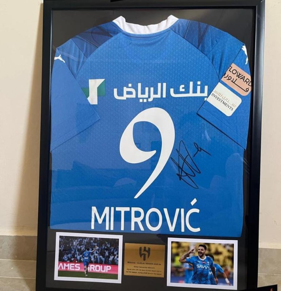 تيشيرت ميتروفيتش بتوقيعه مع الهلال موسم 2024 بإطار
