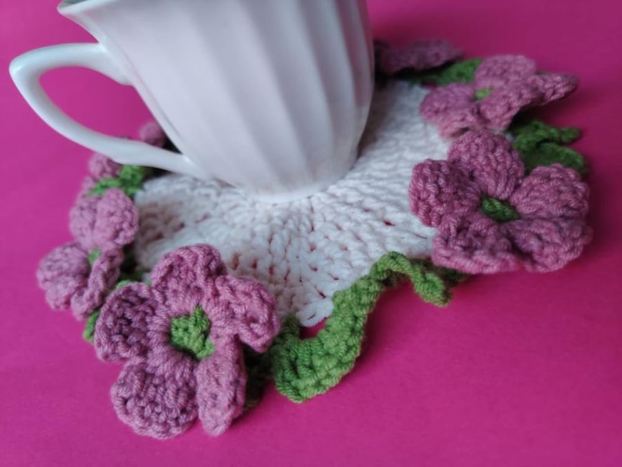 Coffee cup cover with crochet - rose petals