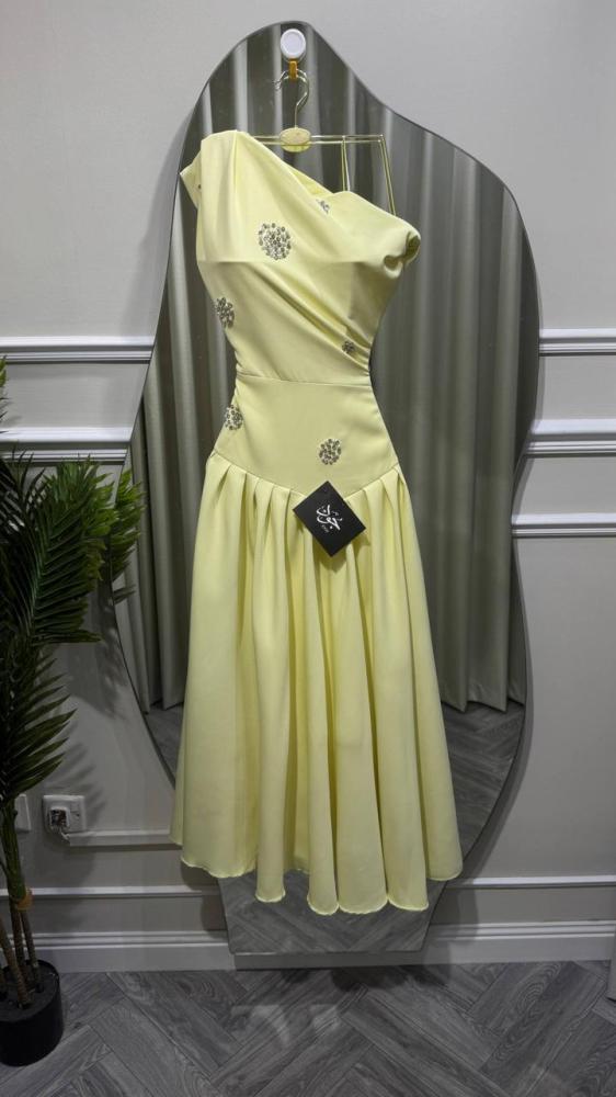 A lemon-colored set, very beautiful