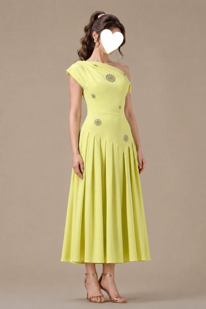 A lemon-colored set, very beautiful