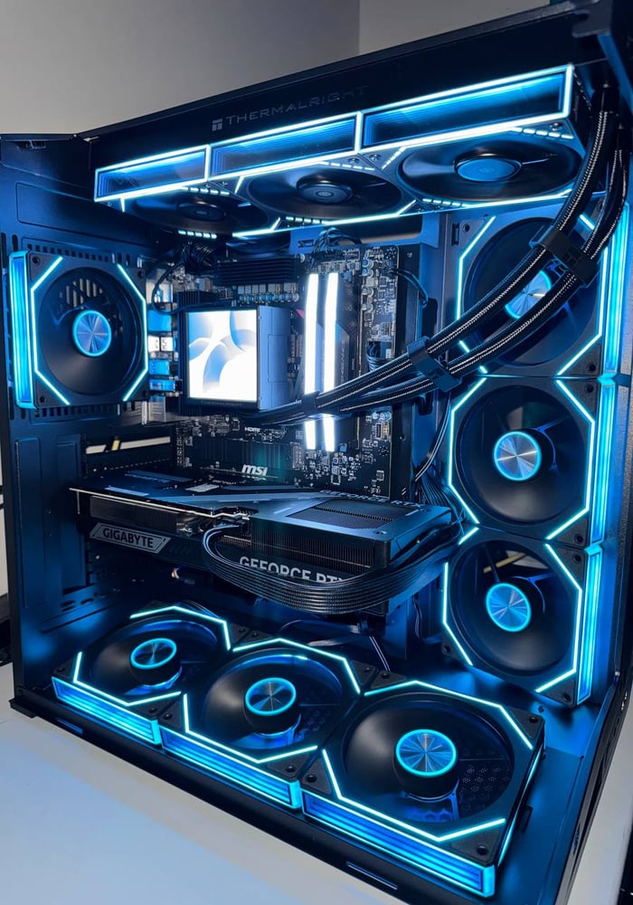 تجميعة بي سي RTX 5070 Ti و Ryen 7 7800X3D