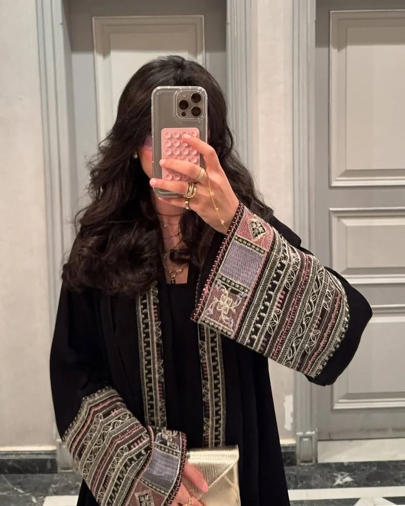 عباية سوداء مطرزة