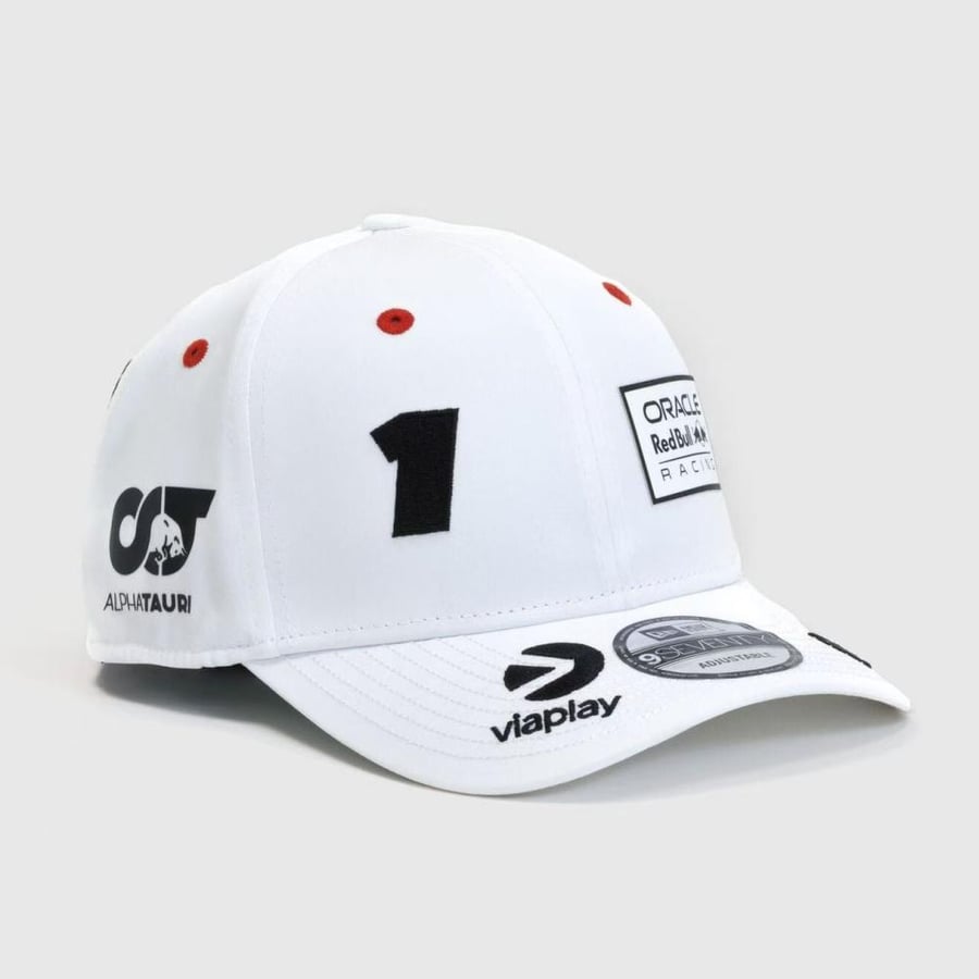 اسم المنتج المقترح: كاب سباقات رياضي رقم 1 – أبيض