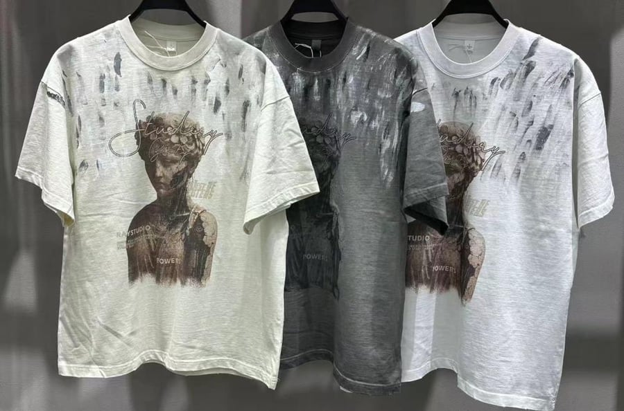 Men's T-shirt in a distinctive color