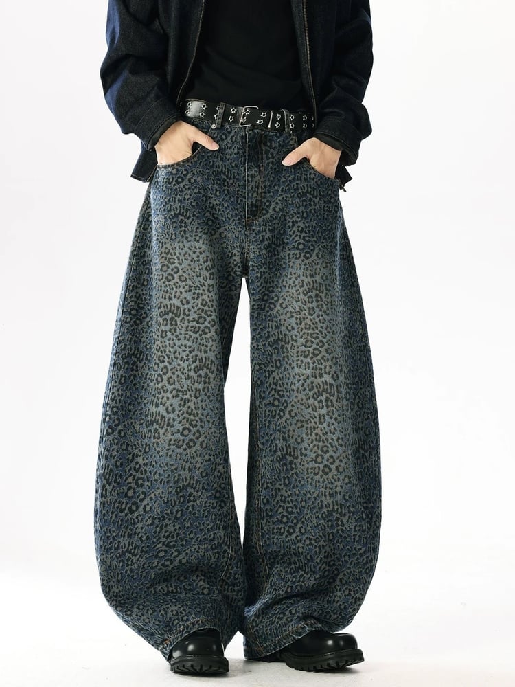 Loose-fitting, gradient-colored jeans with a leopard print, streetwear