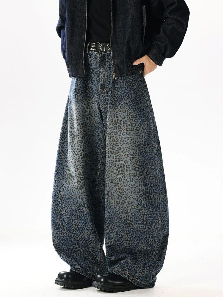 Loose-fitting, gradient-colored jeans with a leopard print, streetwear