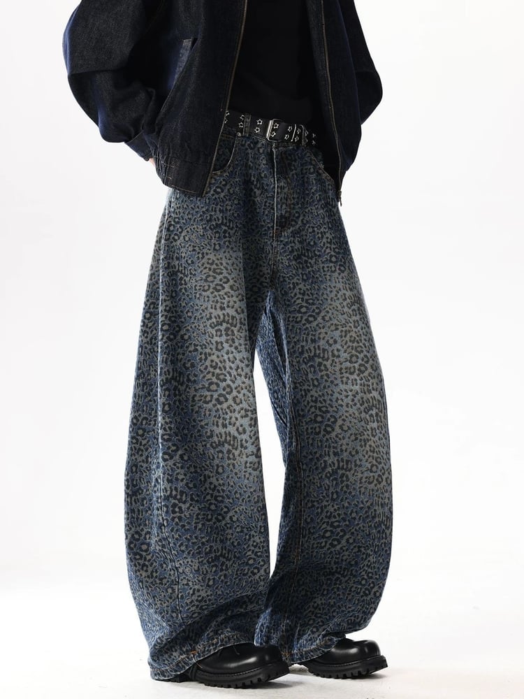 Loose-fitting, gradient-colored jeans with a leopard print, streetwear