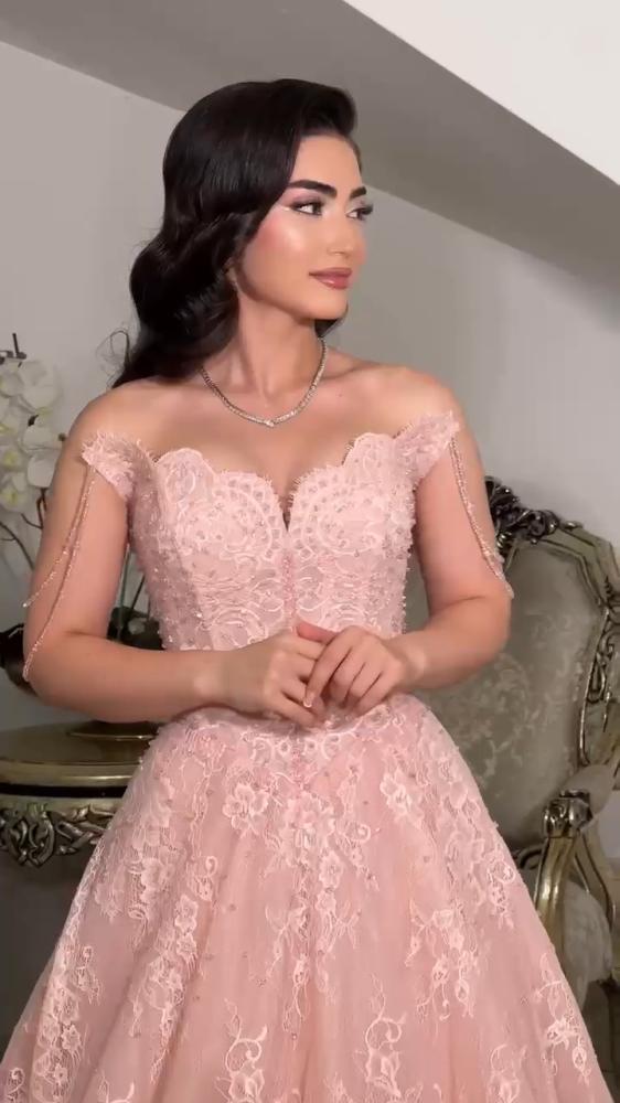 فستان سهرة ملكي دانتيل مطرز بلون وردي ناعم بلاش بينك مع أكتاف مكشوفة
