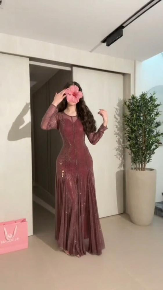 فستان سهرة عودي استرتش مرصع بالفصوص كامل بأكمام طويلة وتنورة مكسرة