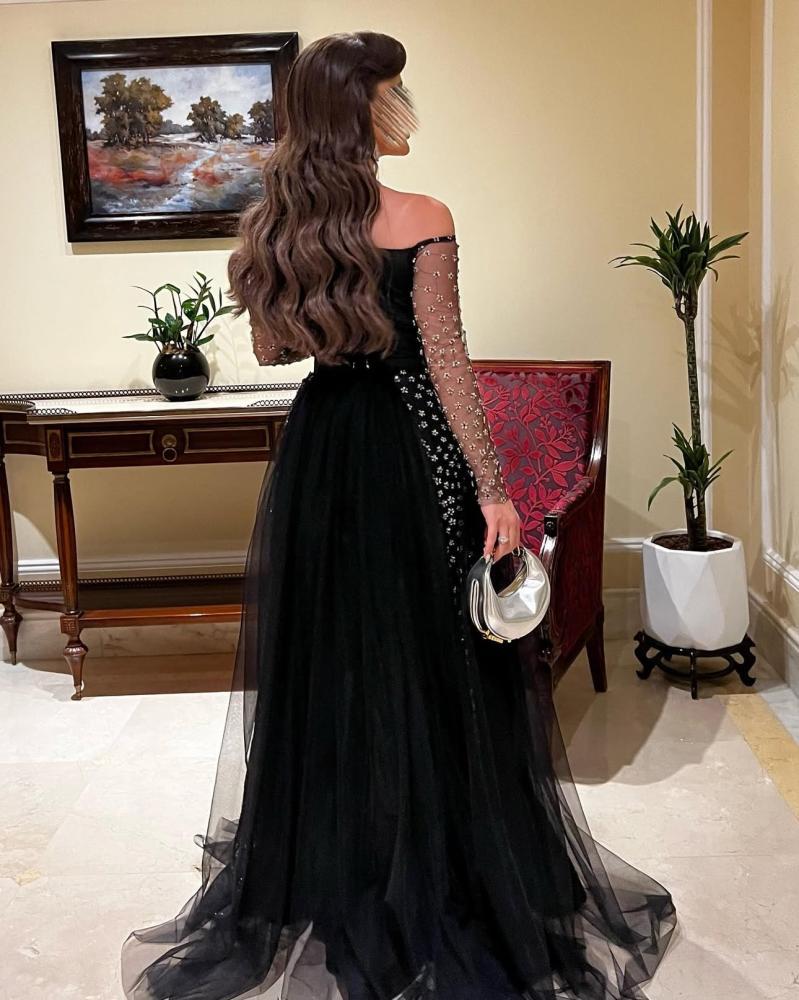 فستان سهرة أسود فاخر بأكمام كريستالية وتصميم درابيه
