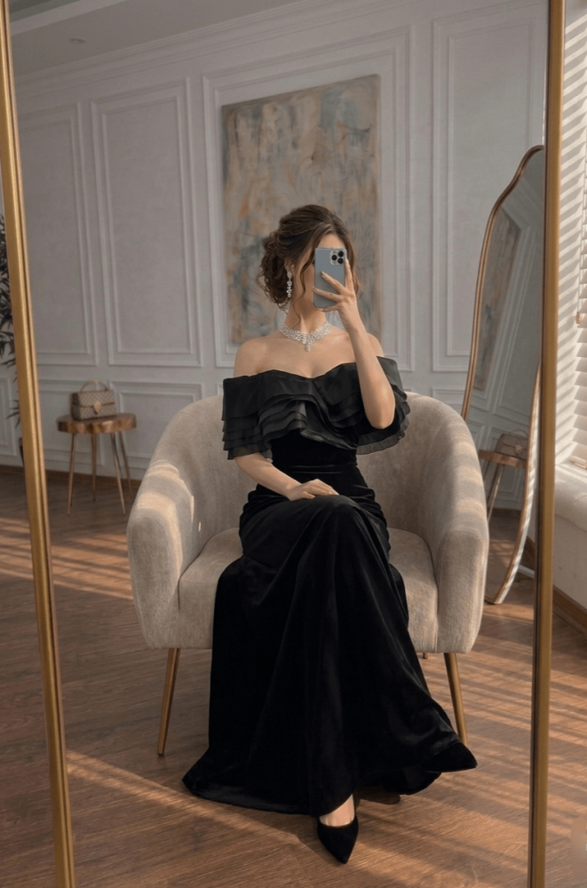 فستان سهرة أسود كلاسيكي بتصميم كتاف بارزة