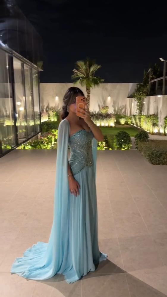 فستان سهرة جورجيت سماوي بتطريز يدوي وكاب منسدل
