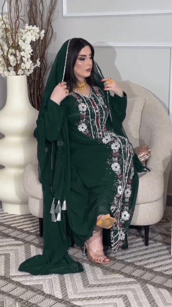 قفطان ملكي باللون الأخضر الداكن مع تطريز يدوي