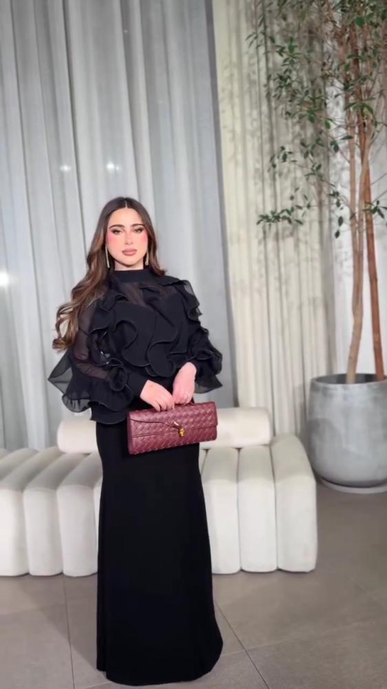 فستان سهرة أسود طويل الجزء العلوي من الشيفون بطبقات متموجة والجزء السف