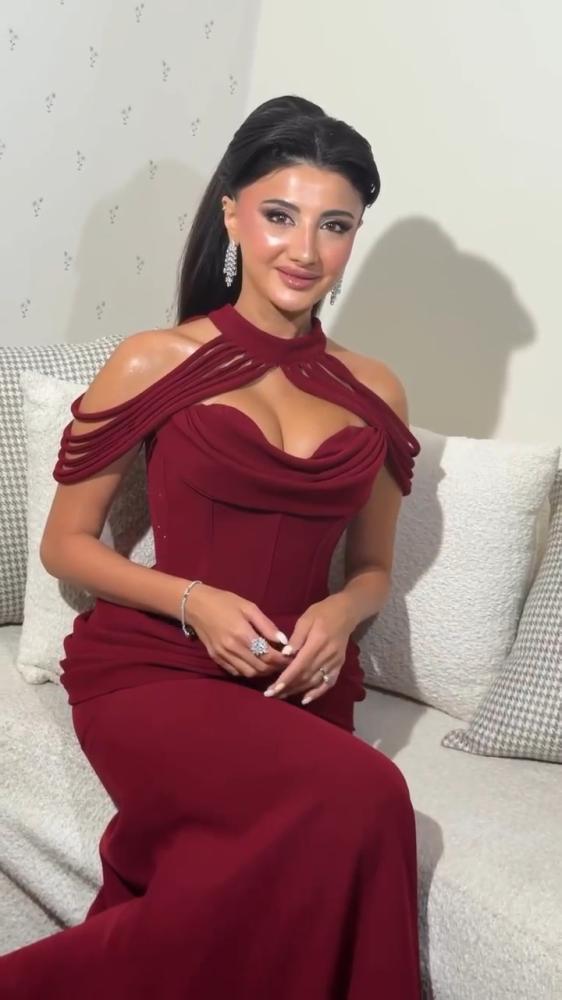 فستان سهرة نسائي طويل بقصة كورسيه وأكتاف ساقطة لون عنابي فاخر