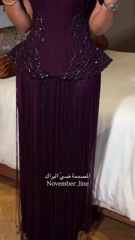 فستان سهرة باذنجاني باربي بتطريز يدوي كورسيه وأكمام أوف شولدر وتنورة هدب انسيابية