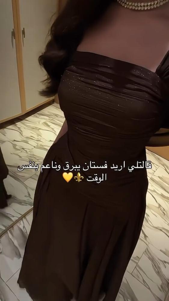 فستان سهرة أنيق بلون الشوكولاتة بلمعة كريستالية وتصميم درابيه ساحر