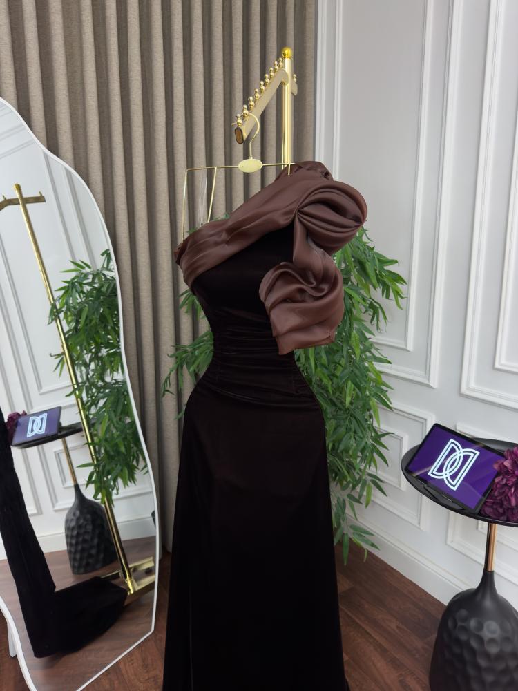 فستان سهرة بني مخمل كوري كولوم ون شولدر بياقة جازار كوتور منحوتة