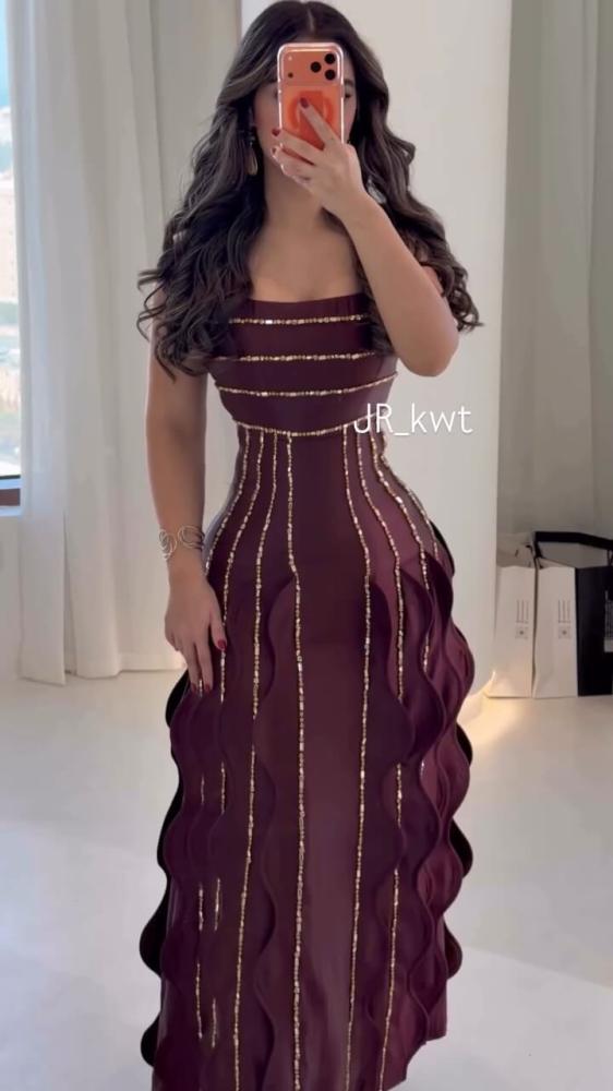 فستان سهرة ميكادو لامع مطرز بحزام أنيق وقصة مميزة