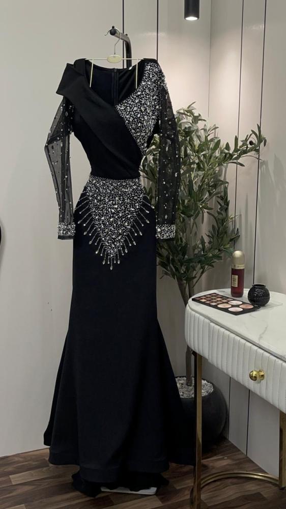 فستان سهرة أسود بتطريز كريستال هندسي