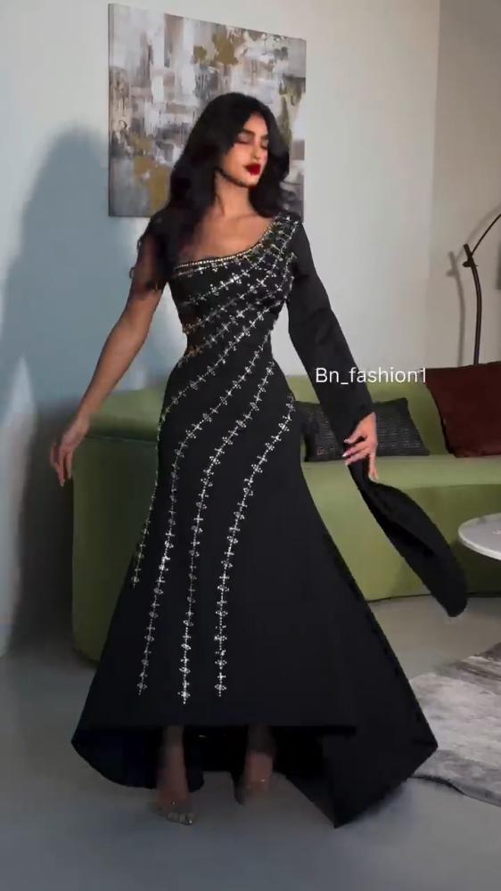 فستان سهره أسود بكتف واحد وتطريز هندسي فاخر