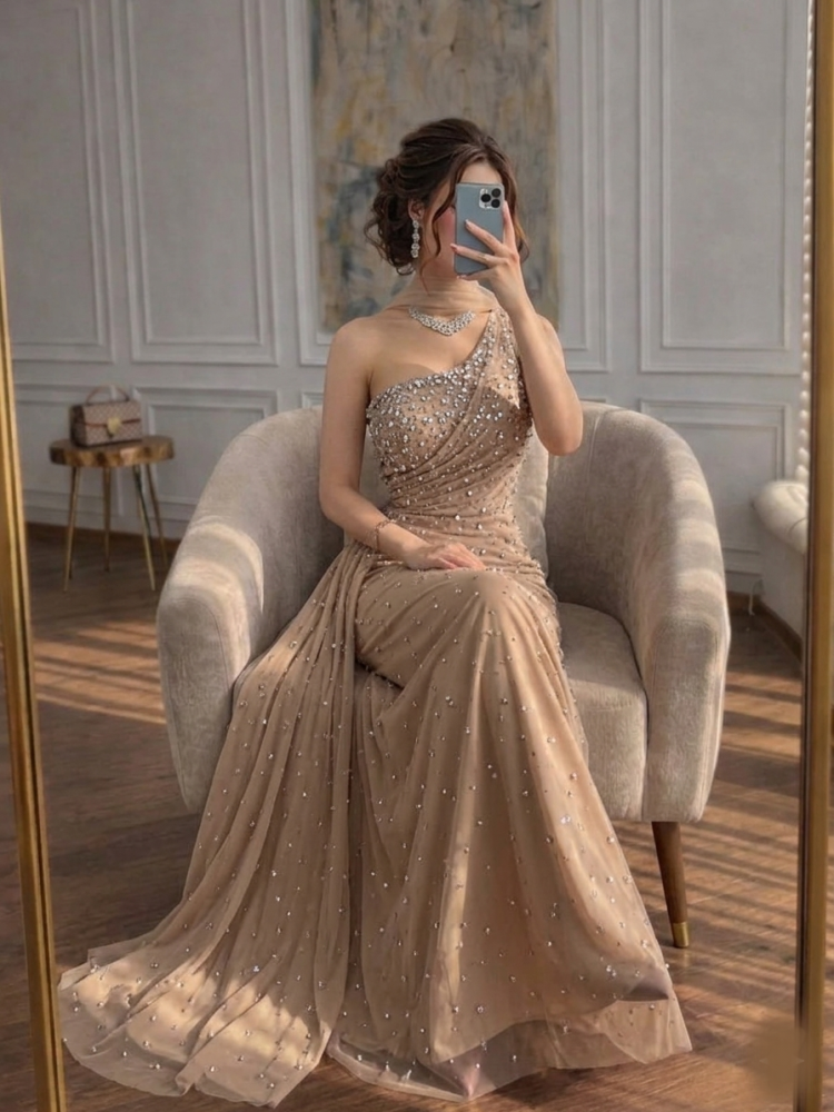 فستان سهرة بلون لحمي بتصميم ضيق مرصع يدويًا