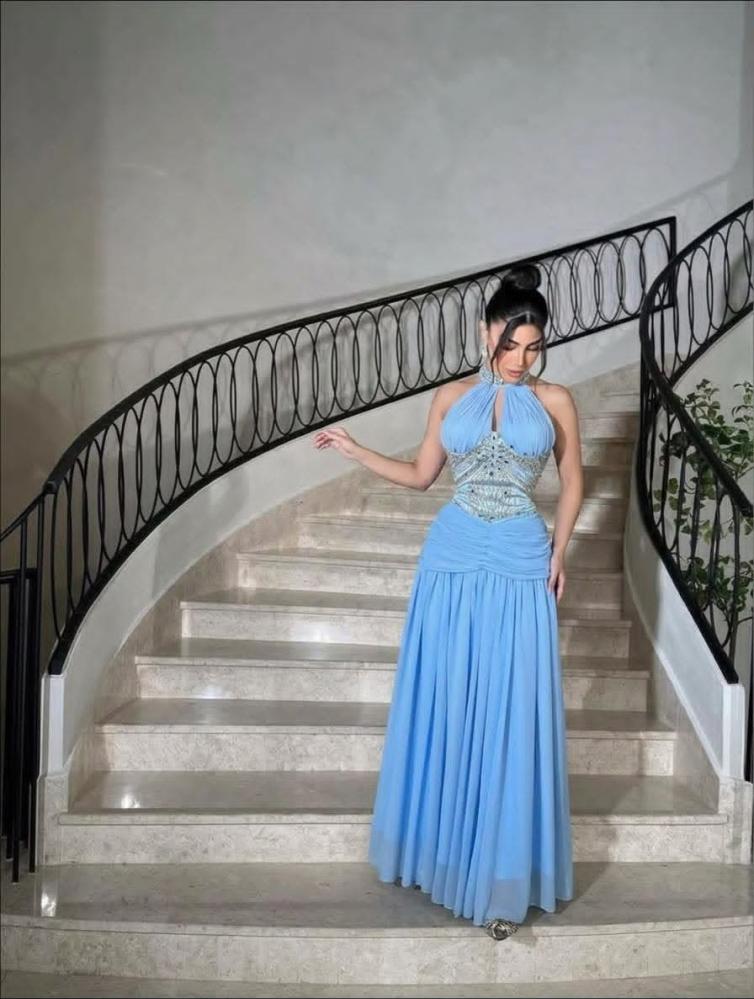 فستان سهرة أزرق سماوي جورجيت دبل كلوش بياقة هولتر درابيه وكورسيه كلفة سهرة مطرزة بالكريستال والخرز