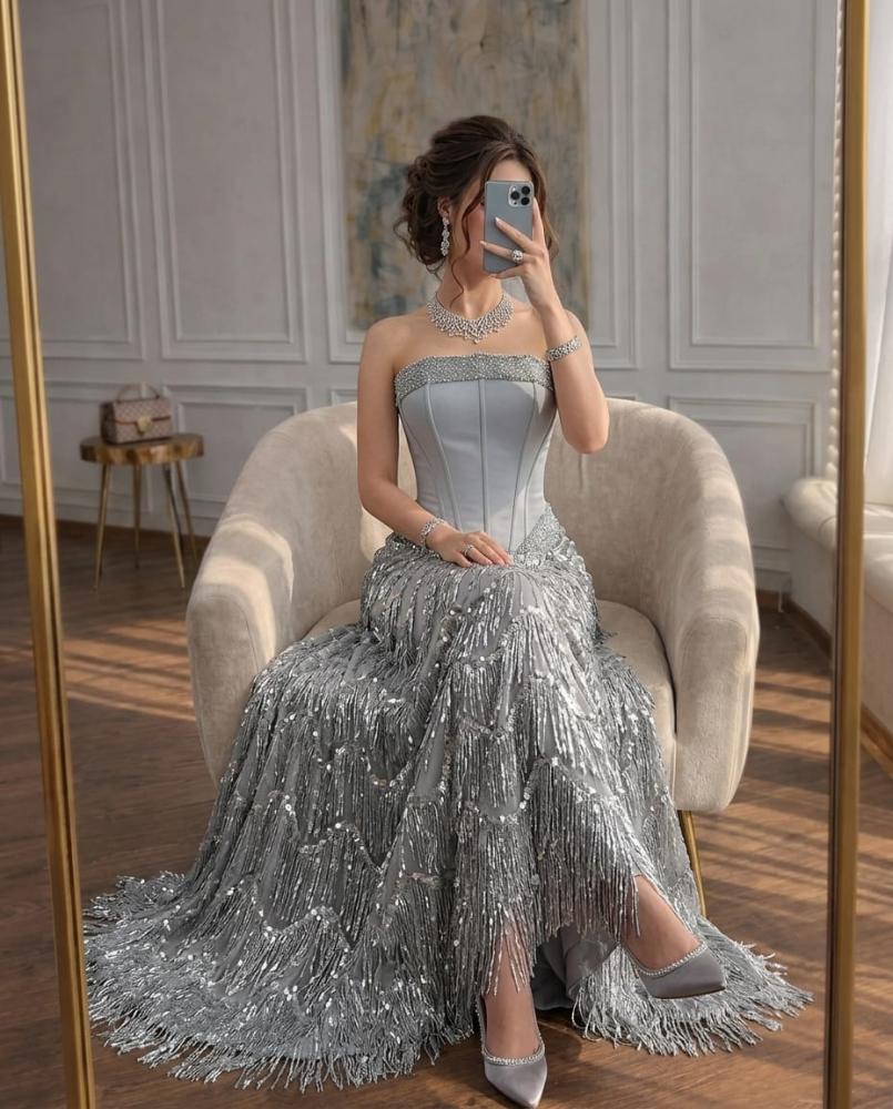 فستان سهرة طويل بلون فضي بتصميم كورسيه وقماش الباربي