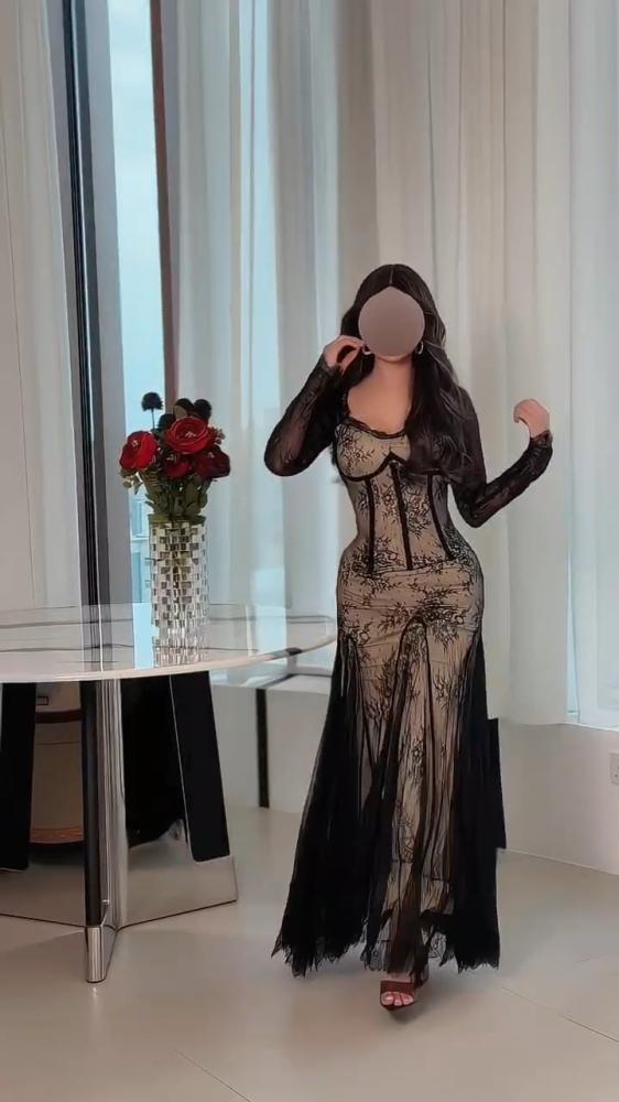 فستان سهرة طويل من الدانتيل الأسود والبطانة اللحمية