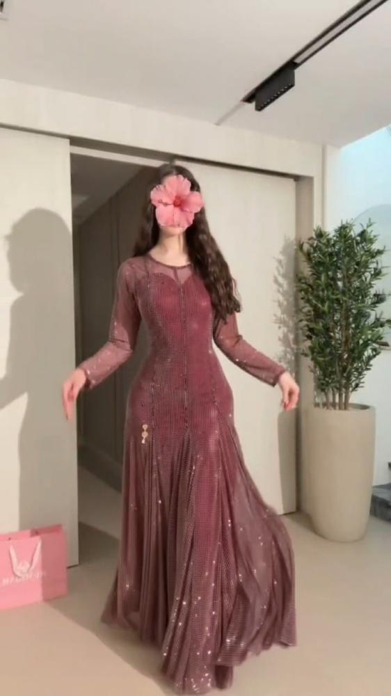 فستان سهرة عودي استرتش مرصع بالفصوص كامل بأكمام طويلة وتنورة مكسرة
