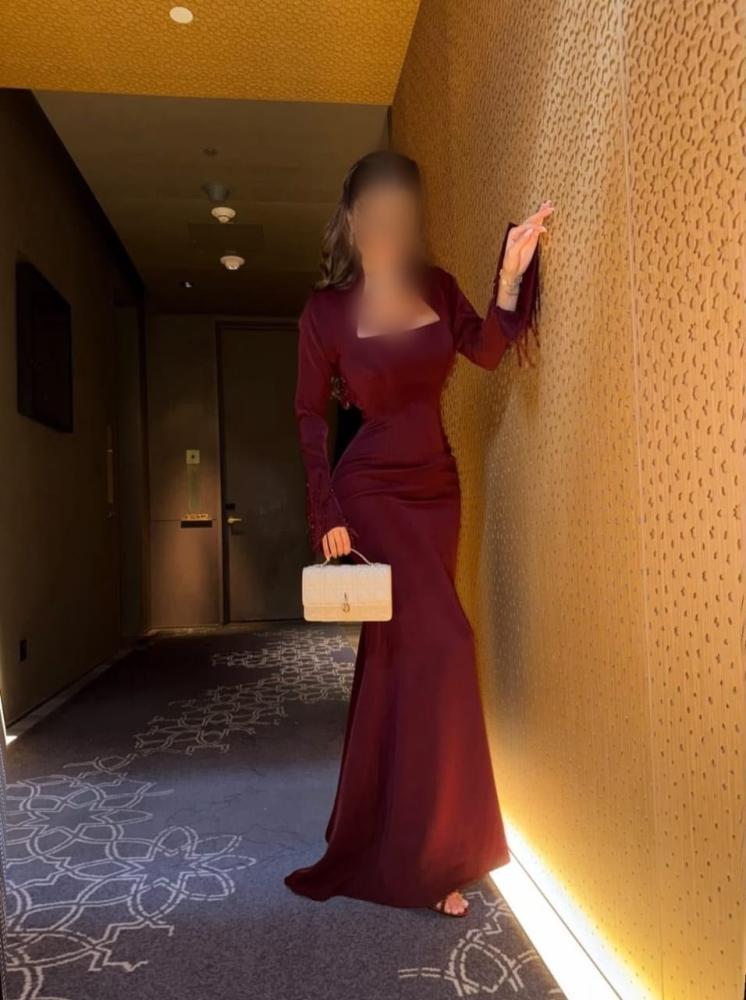 فستان سهرة عنابي ملكي من قماش الباربي بتطريز يدوي وياقة كلاسيكية