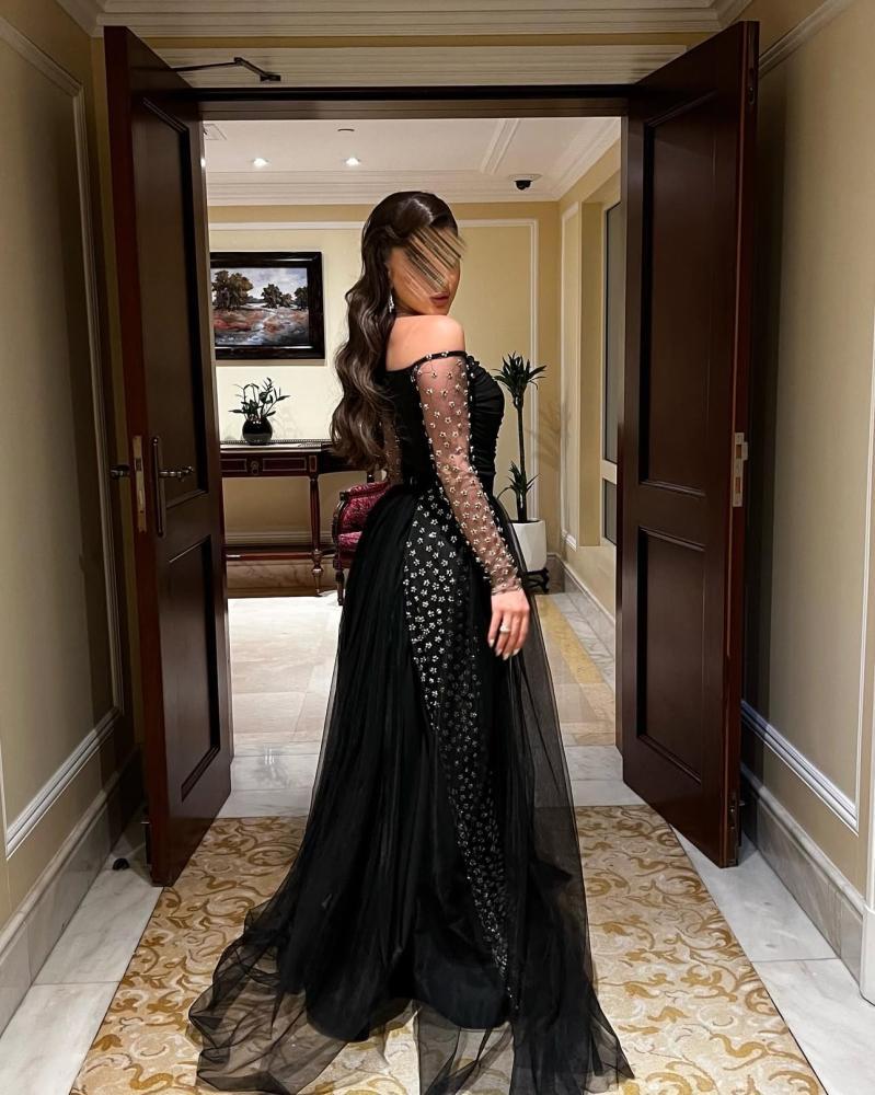 فستان سهرة أسود فاخر بأكمام كريستالية وتصميم درابيه