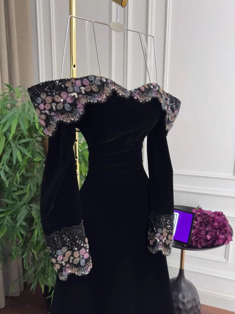 فستان سهرة أسود جوخ كلوش ذبل أوف شولدر بأكمام طويلة وكلفة تطريز أحجار