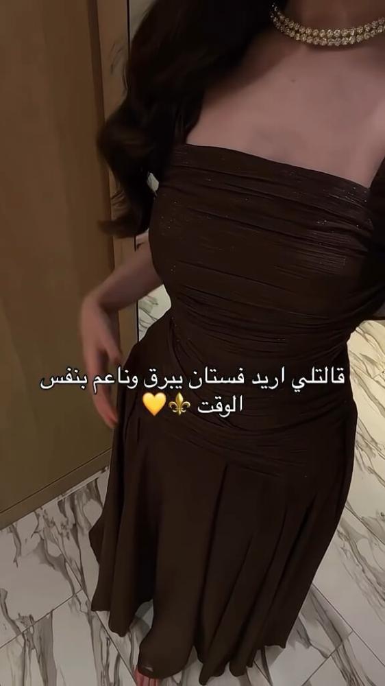 فستان سهرة أنيق بلون الشوكولاتة بلمعة كريستالية وتصميم درابيه ساحر