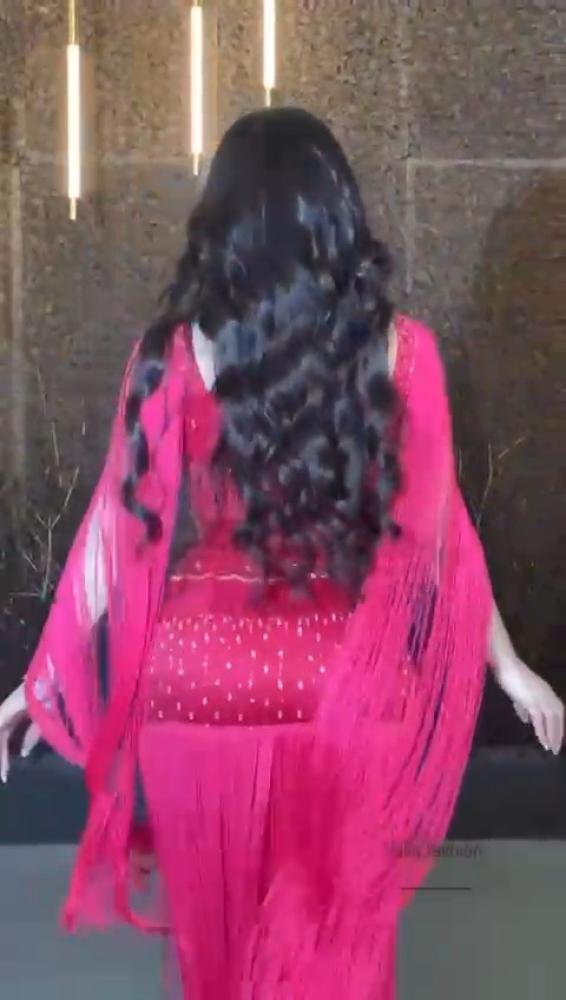 فستان سهرة فوشيا بتصميم الكاب والهدب
