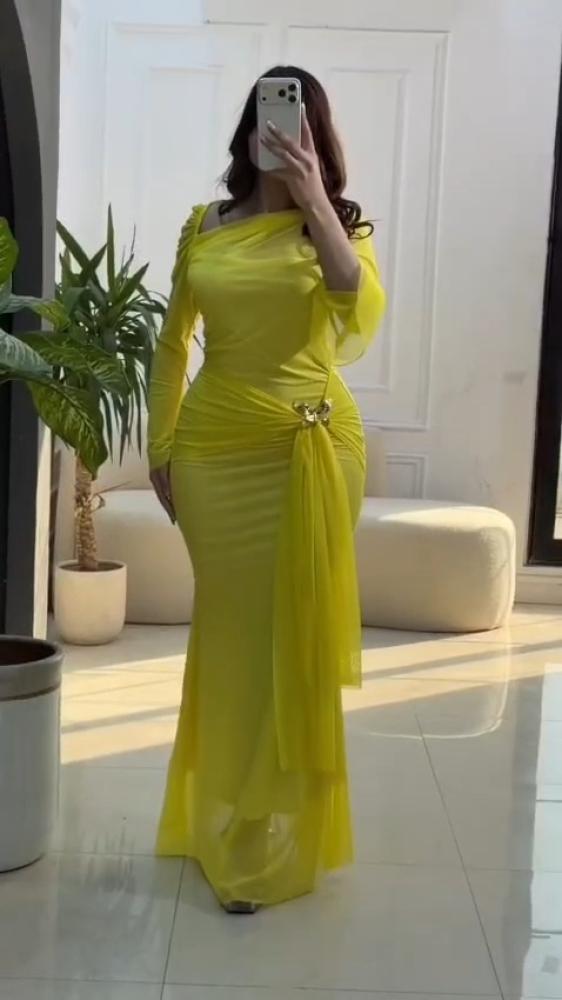 فستان سهرة ميدي بتصميم ثنيات جانبية وحزام معدني
