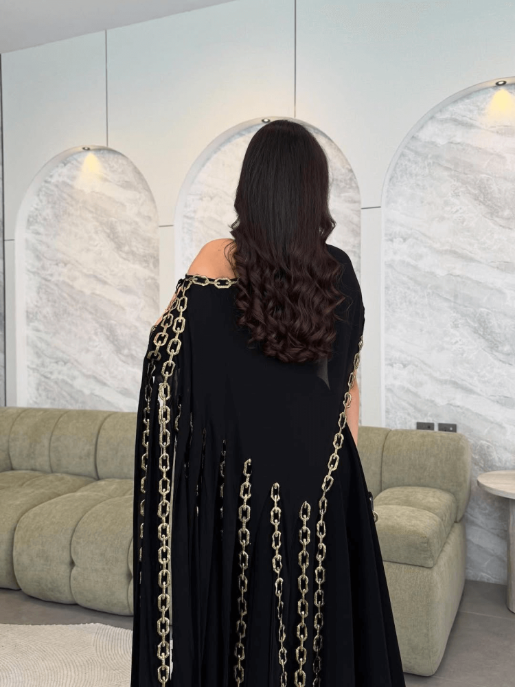 فستان سهرة بكتف مكشوف وتفاصيل السلاسل