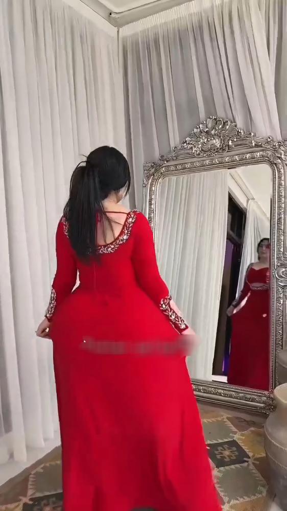 فستان سهرة أحمر كريب بتطريز يدوي وأكمام طويلة