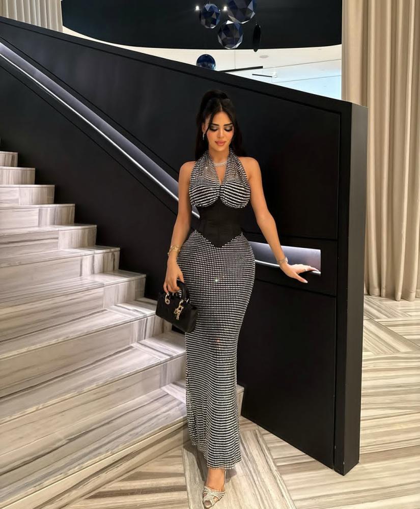 فستان سهرة أسود فاخر من قماش الباربي والتول الشبكي المرصع بالزركون