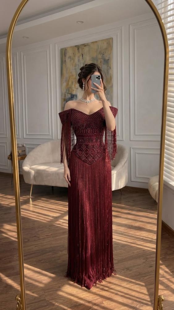 فستان سهرة طويل بلون عنابي داكن مطرز بنقوش هندسية مع أكمام وتنورة مكسو