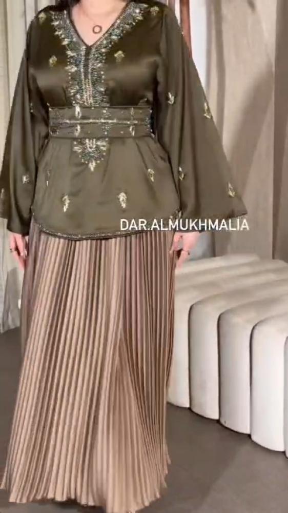 طقم نسائي مكون من بلوزة تفتة زيتية مطرزة يدويا مع تنورة بليسيه طويلة ب