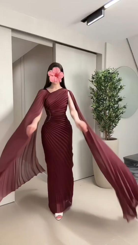 فستان سهرة عودي كرنكل بليسه بلمعة مع تطريز يدوي وكاب منسدل