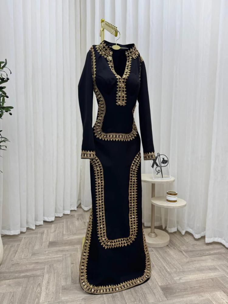 فستان سهرة ملكي أسود بتطريز هندسي ذهبي
